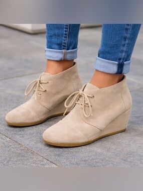 TOMS Suede Desert Wedge Booties Taupe Lace Up Ankle Shoes Sz 9